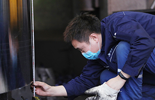 2月27日，乐鱼重工核电制造厂立车主技工对加工的筒节进行检测